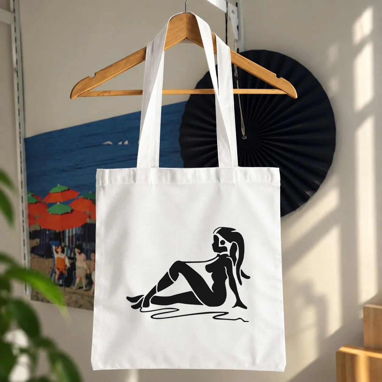 توت بگ سیلوئت زن نشسته سیاه‌وسفید