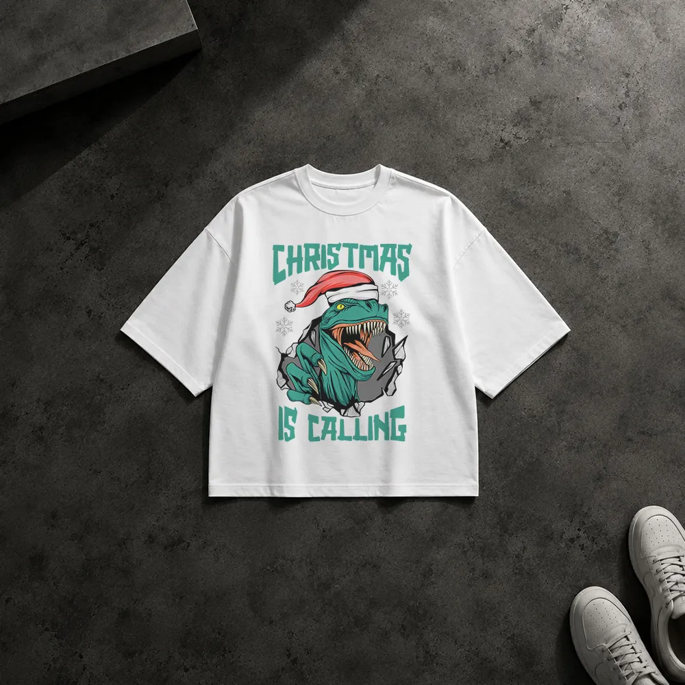 تیشرت باکسی کریسمس طرح دایناسور با کلاه بابانوئل (Christmas Is Calling)
